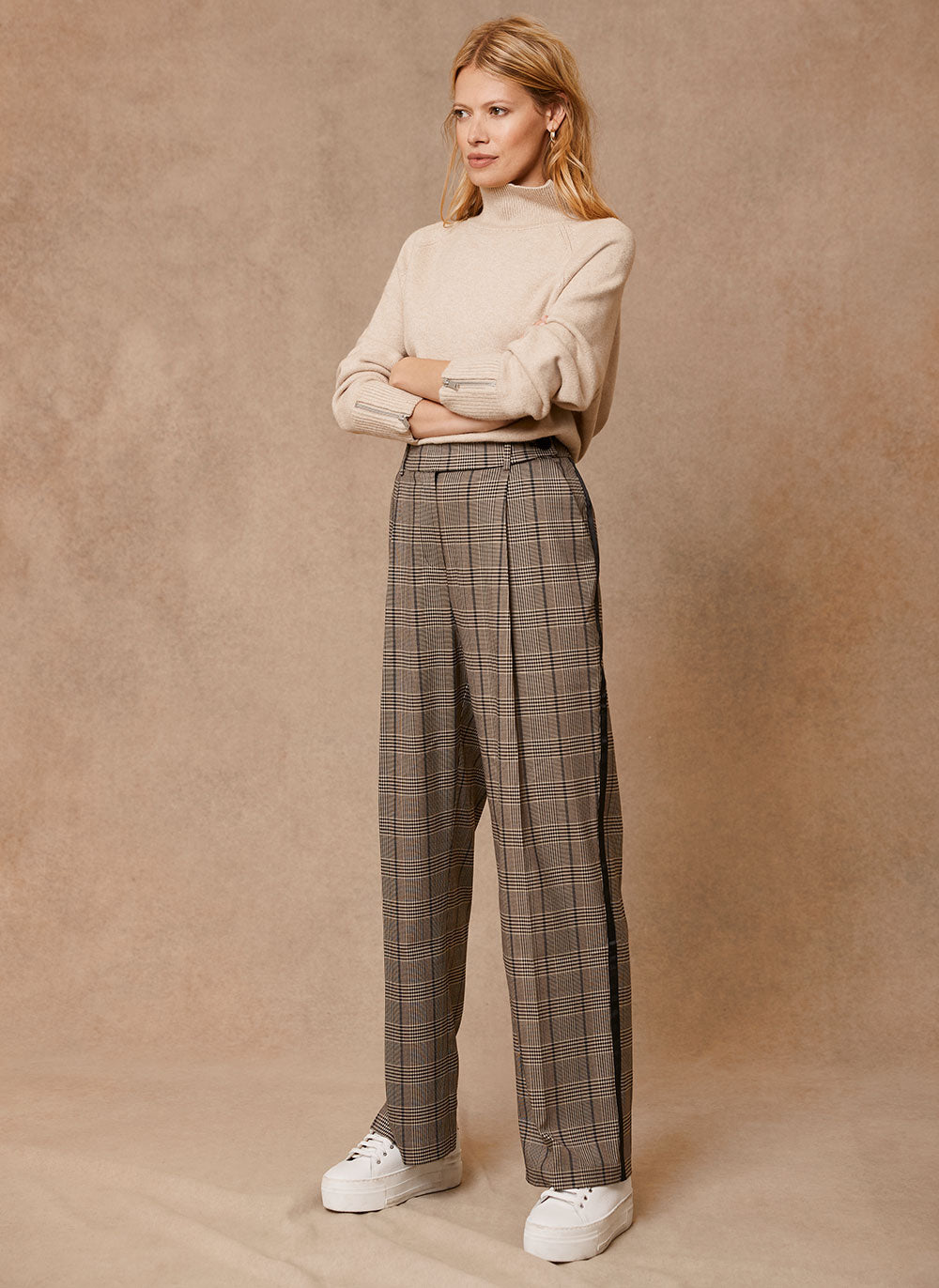 9 Simple Ways How To Style Plaid Pants For Women 2020  Plaid pants outfit  How to style plaid pants Plaid fashion